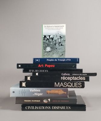 plusieurs livres sont empilés sur une table