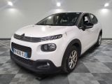 la citrole blanche est garée dans le garage sur un sol en damier