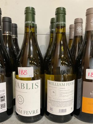 plusieurs bouteilles de vin sont alignées sur un comptoir