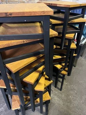 un grand nombre de chaises empilées les unes sur les autres