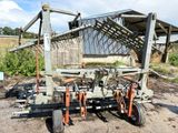 une image représentant un tracteur auquel est attelée une charrue à l'arrière
