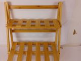 une étagère en bois surmontée de deux tablettes, dans une pièce
