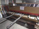 une grande machine qui se trouve dans un entrepôt