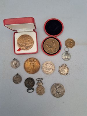 beaucoup de pièces et une bague dans une boîte rouge
