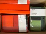 plusieurs boîtes contenant des appareils électroniques de différentes couleurs et tailles, le tout dans une seule boîte