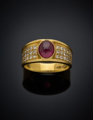 une bague en or avec un rubis et des diamants