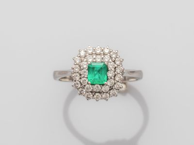 une bague à grappes d'émeraudes et de diamants