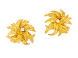 paire de boucles d'oreilles en forme de fleur, couleur or, ornées de perles