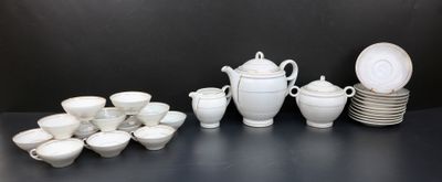 beaucoup de vaisselle et de tasses blanches sur la table