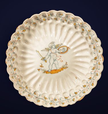 une image représentant une assiette sur laquelle figure le portrait d'un garçon