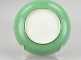 an image of a green plate with a white rim on a stand