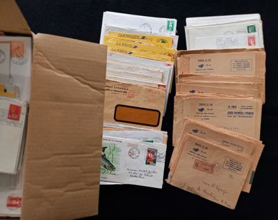 une boîte remplie de courrier posée sur une table