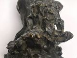 statue représentant un homme tenant un chien dans ses mains