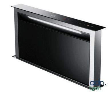 un gros plan d'un four de cuisinière avec la porte ouverte