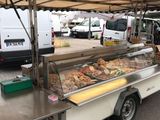 un chariot de restauration qui contient beaucoup de nourriture