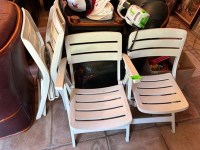 trois chaises et une table sur laquelle est posé un doudou
