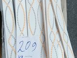 Plusieurs morceaux de bois sont empilés sur une palette, accompagnés d'une étiquette de prix