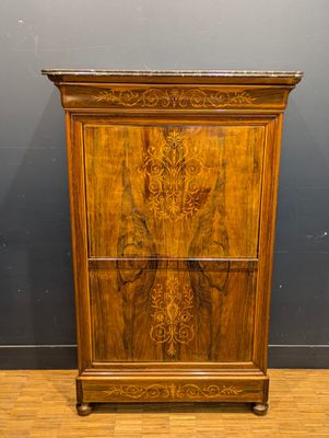 une très vieille armoire en bois ornée de sculptures élaborées