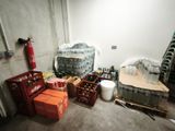 une pièce remplie de cartons et de caisses d'eau
