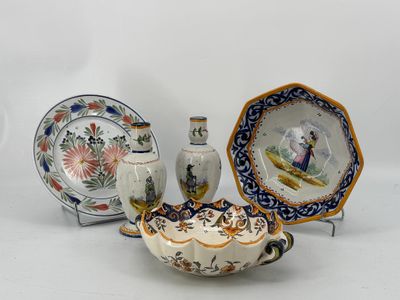 trois pièces de poterie différentes exposées sur une table
