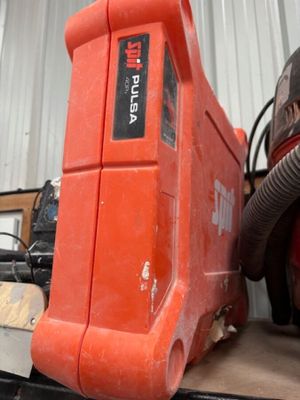 une machine rouge posée sur une palette