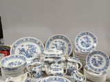 beaucoup d'assiettes et de bols bleus et blancs sur la table