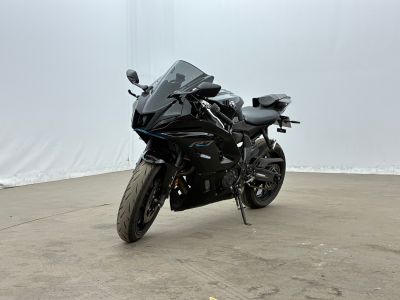 une moto noire garée dans une grande pièce