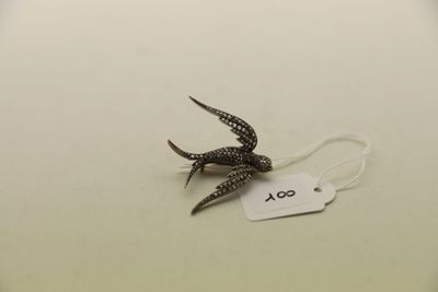 un petit oiseau perché sur une assiette blanche