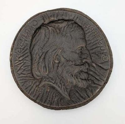 Gros plan sur une pièce de monnaie portant le visage d'un homme