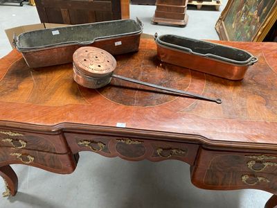 une table sur laquelle se trouvent de nombreux objets différents