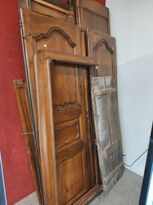 beaucoup de vieilles portes en bois dans un coin de la pièce