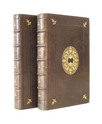 un vieux livre orné d'un médaillon doré sur la couverture