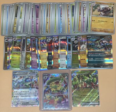 gros plan d'une collection de cartes pokemon sur une table
