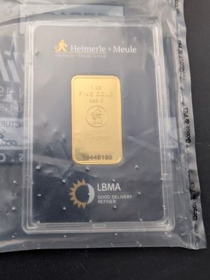 un lingot d'or dans un sac en plastique posé sur une table