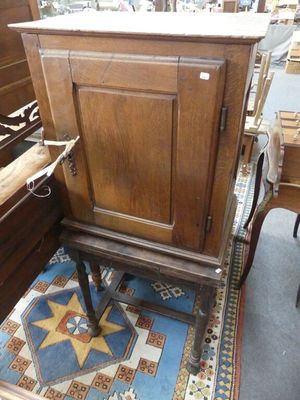 un petit meuble en bois surmonté d'une étoile