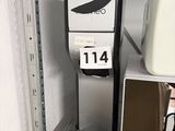 une cafetière posée sur une étagère dans un magasin
