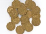 une pile de pièces d'or sur une surface blanche