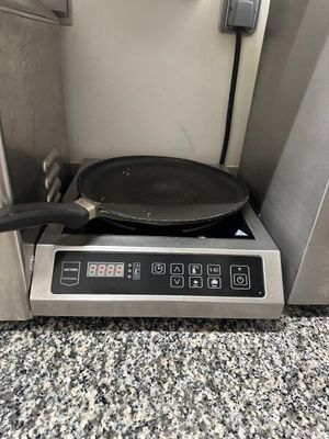 une image représentant une poêle posée sur une plaque de cuisson