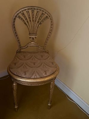 Paire de chaises dorées, à retirer impérativement le 1er jui…