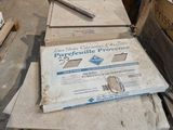 une pile de cartons posée par terre à côté d'une autre pile de cartons