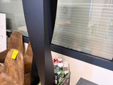 une chaise et une table dans une pièce dotée d'une grande fenêtre