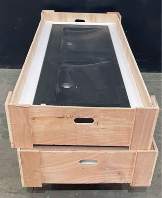 une table en bois surmontée d'un tiroir