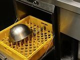 une image d'une cuisine avec un évier et un lave-vaisselle