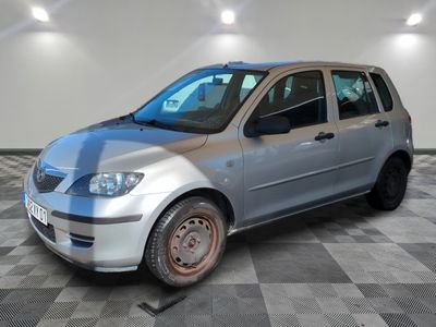 la photo d'une voiture argentée garée dans un garage