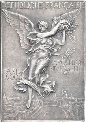 un gros plan d'une médaille d'argent sur laquelle figure un ange