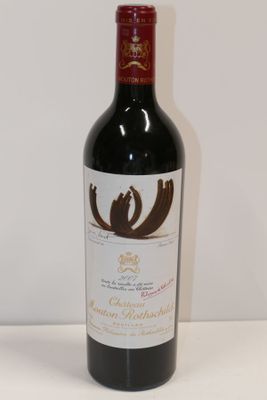 une bouteille de vin posée sur une table