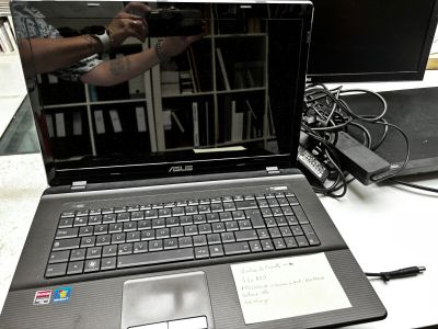 un ordinateur portable posé sur un bureau