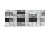 une photo d'une fresque murale composée de carreaux noirs et blancs accrochée à un mur