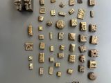 beaucoup de petits objets métalliques sur la table