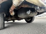 un gros plan d'un camion dont le pot d'échappement est rouillé
